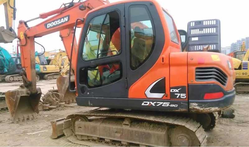 Sale of second-hand Doosan excavator DX75 in stock